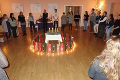 Bei der diesjährigen Weihnachtskonferenz für alle Mitarbeiter, Praktikanten und Zivildiener erhellten viele Kerzen den Raum und auch unsere Herzen.