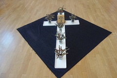 Ein Holzkreuz mit den beiden Balken als Symbol für die Verbindung von Himmel und Erde, von rechts und links, von dir zu mir