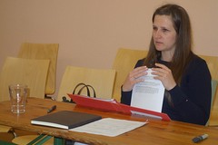 Karin Roßmann bei der Präsentation des Jahresentwicklungsberichts