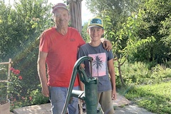 Franz Zach und sein Enkel Leo sanierten unseren Hofbrunnen